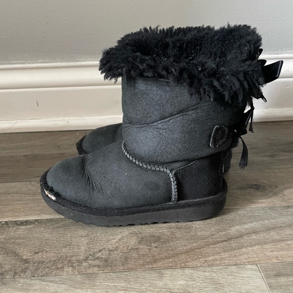 Girl’s Toddler Bailey Bow Black UGG Boots - Picture 3 of 11